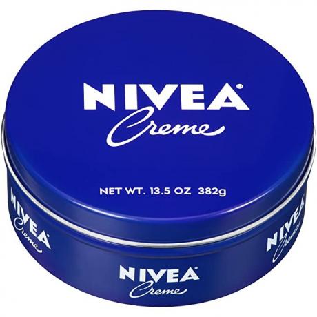 Nivea Creme-ის მრგვალი ლურჯი თუნუქის თეთრ ფონზე