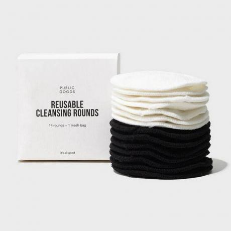 Rondas de limpieza reutilizables de bienes públicos pila de almohadillas de algodón reutilizables redondas en blanco y negro y caja blanca sobre fondo gris
