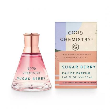 Good Chemistry Eau De Parfum Perfume dalam botol beker Sugar Berry berbentuk botol parfum merah muda dan kotak dengan latar belakang putih