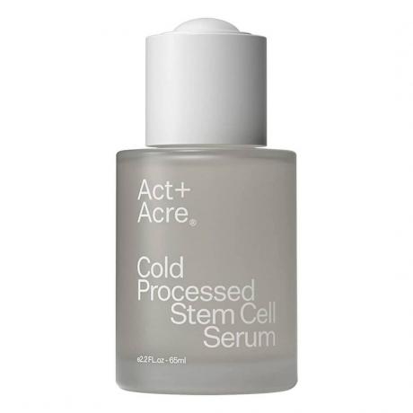 Act + Acre Cold Processed Stem Cell Serum flacon de sérum gris nuageux avec bouchon blanc sur fond blanc