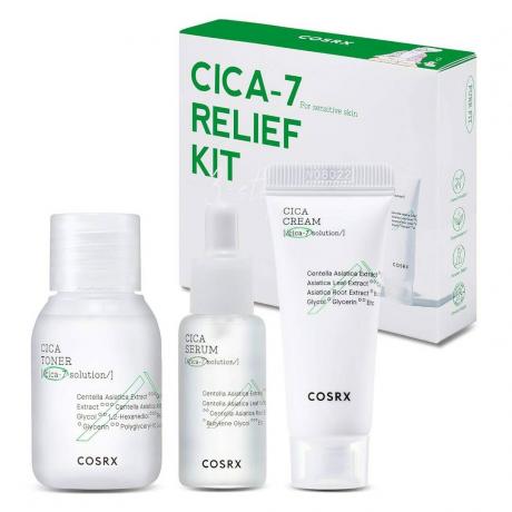 Cosrx Cica Relief Kit tre hvite hudpleieprodukter og boks på hvit bakgrunn