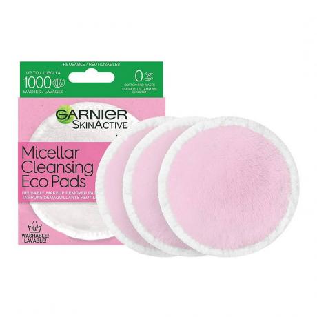 Garnier SkinActive Micellar Cleansing Eco Pads almohadilla de algodón redonda de color rosa claro y blanco y caja rosa sobre fondo blanco