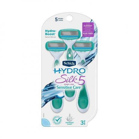 „Schick Hydro Silk 5“ trys žalios spalvos skustuvų pakuotės baltame fone