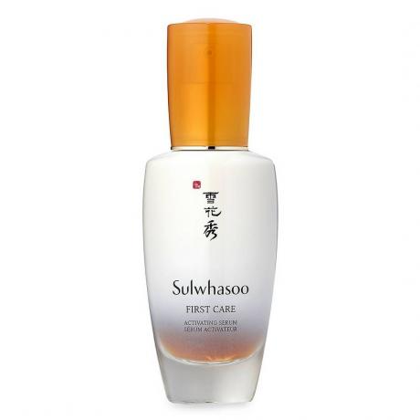 Vysoká biela zaoblená fľaštička na sérum Sulwhasoo First Care Activating Serum s oranžovým uzáverom na bielom pozadí