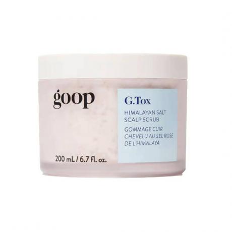 Goop G.Tox Himalayan Salt Scalp Scrub Shampoo frasco de exfoliación del cuero cabelludo de color rosa claro con tapa blanca sobre fondo blanco