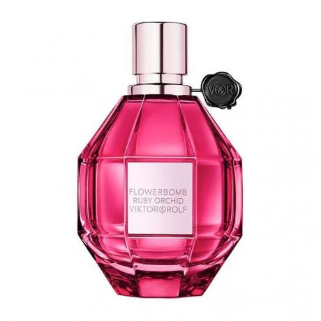 Flowerbomb Ruby Orchid Eau da Parfum rosa brillante a forma di granata bottiglia di profumo su sfondo bianco