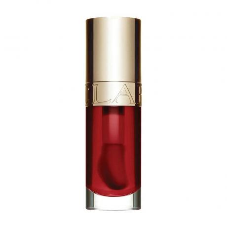 Eine geschlossene Tube Clarins Lip Comfort Oil in 03 Cherry auf weißem Hintergrund