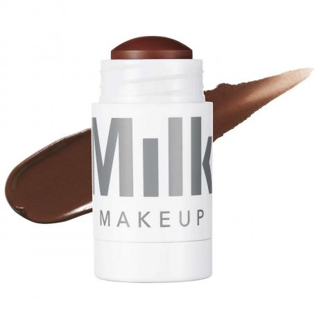 Lait Maquillage Matte Cream Bronzer Stick blanc twist up tube de contour stick avec swatch derrière elle sur fond blanc