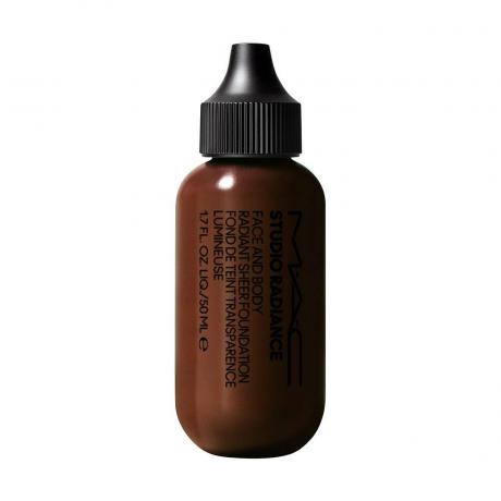 Una bottiglia di MAC Studio Radiance Face and Body Foundation in N7 su sfondo bianco