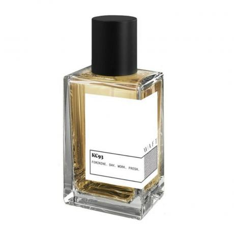 Frasco de perfume rectangular con tapa negra sobre fondo blanco.