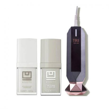 Zestaw do pielęgnacji skóry TriPollar x U Beauty: biała butelka i beżowa butelka, obie marki U Beauty oraz czarno-różowozłote urządzenie do pielęgnacji skóry na białym tle
