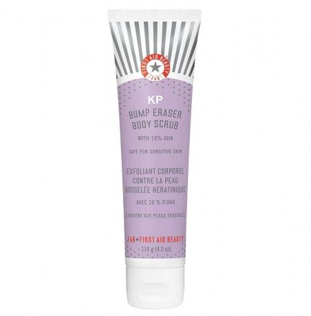 First Aid Beauty KP Bump Eraser Body Scrub, violette Tube auf weißem Hintergrund