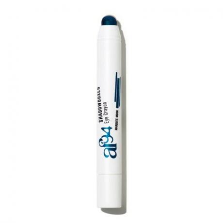 Un bâton d'ombre à paupières blanc ouvert avec une pointe bleue scintillante du crayon pour les yeux af94 Shadowboxer à l'ombre bleu saphir sur fond blanc