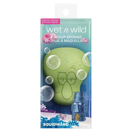 Uma esponja de maquiagem Wet n Wild verde sobre fundo branco