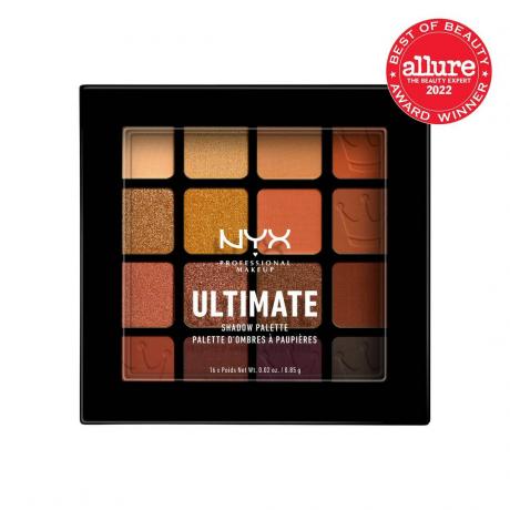 NYX Professional Makeup Ultimate Queen Shadow Palette черна палитра от топли кафяви сенки за очи с червен стикер Best of Beauty на бял фон