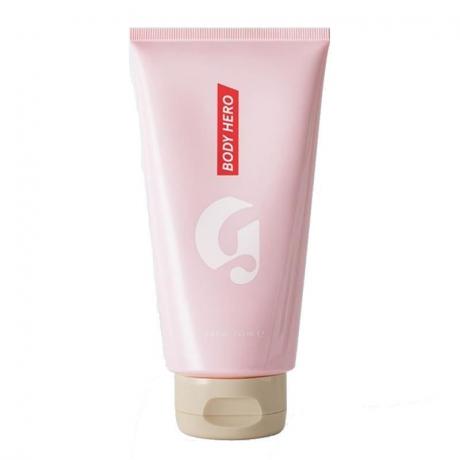 Un tubo rosa di Body Hero Daily Perfecting Cream su sfondo bianco