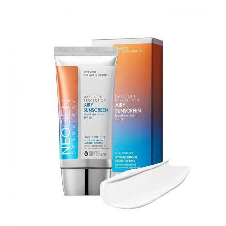 Crema solare Neogen Day-Light Protection Airy: un tubo bianco, arancione e blu con tappo argentato accanto a una scatola di imballaggio abbinata su uno sfondo bianco