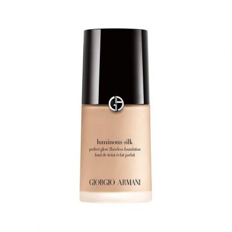 Giorgio Armani Beauty Luminous Silk Foundation على خلفية بيضاء