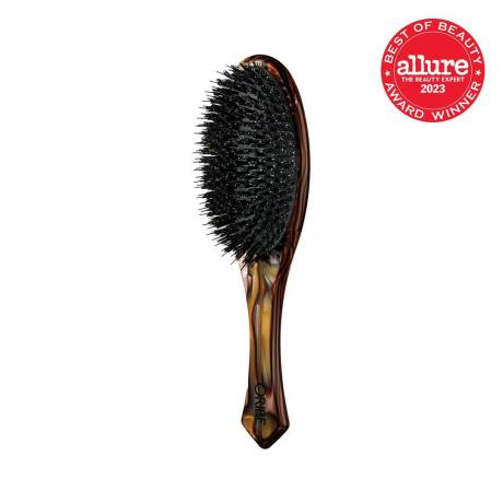 Spazzola per capelli Oribe Italian Resin Flat Brush in tartaruga con setole nere su sfondo bianco con sigillo Allure BoB rosso nell'angolo in alto a destra