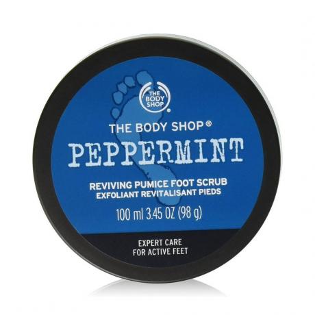 The Body Shop Peppermint Reviving Pumice Foot Scrub изглед отгоре на черен буркан със син етикет на бял фон