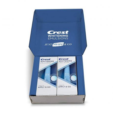 Une boîte ouverte d'émulsions blanchissantes Crest avec applicateur intégré (Twin Pack) sur fond blanc