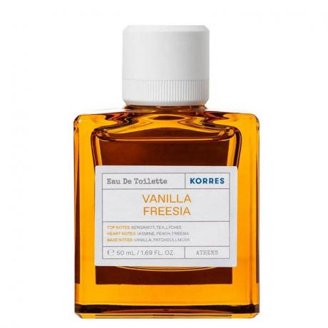 Eine bernsteinfarbene Flasche des Korres Vanilla Freesia Eau de Toilette auf weißem Hintergrund