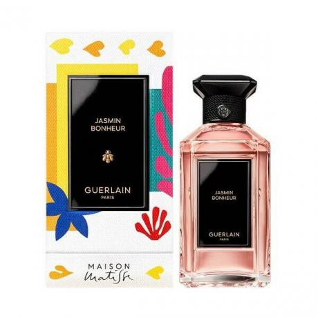 Guerlain Jasmin Bonheur Maison Matisse Edition ब्लैक लेबल और टोपी के साथ हल्के गुलाबी इत्र की आयताकार बोतल और सफेद पृष्ठभूमि पर मैटिस प्रिंट सफेद बॉक्स
