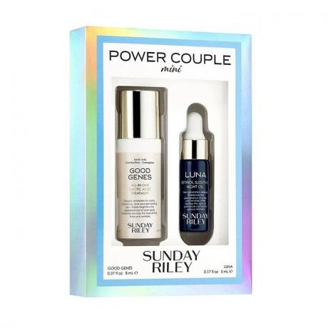 Een foto van de Sunday Riley Power Couple Mini Kit op een witte achtergrond