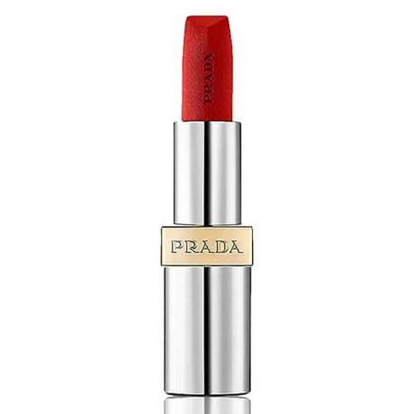 Prada Monochrome Hyper Matte Lipstick tubo prateado e dourado de batom vermelho fosco em fundo branco