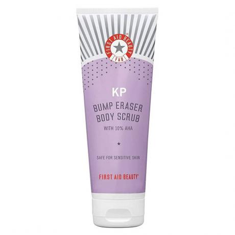 First Aid Beauty KP Bump Eraser Body Scrub أنبوب أرجواني مع غطاء أبيض على خلفية بيضاء