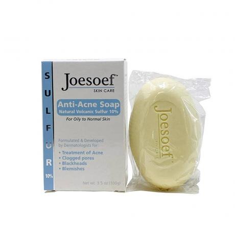Jabón antiacné Joesoef sobre fondo blanco.