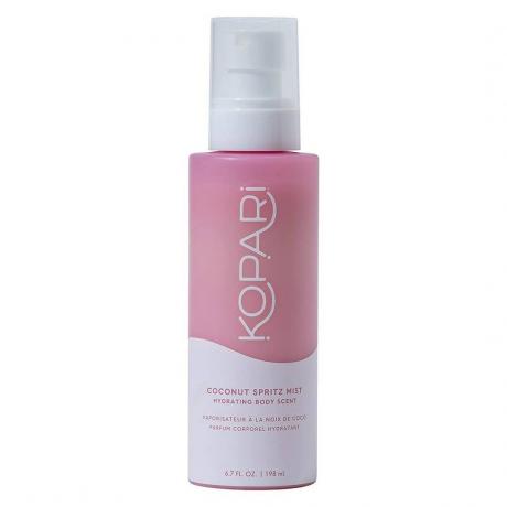 Kopari Coconut Spritz Mist frasco de spray branco e rosa em fundo branco