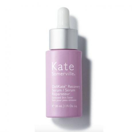 A Kate Somerville DeliKate Recovery Serum lila fiola fehér alapon