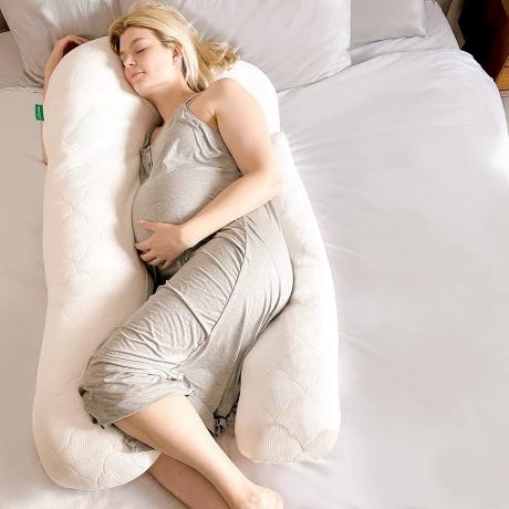 Newton Baby Tehotenský vankúš tehotná žena spí na bielom tehotenskom vankúši na bielej posteli