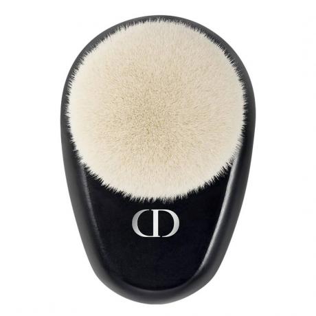 Dior Backstage Face Brush č. 18 plochý čierny štetec v tvare slzy hore nohami s bielymi štetinami na bielom pozadí