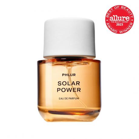 Phlur Solar Power jasnopomarańczowa butelka perfum z białą nakrętką na białym tle z czerwoną pieczęcią Allure BoB w prawym górnym rogu