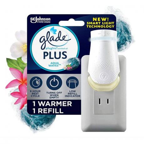 The Glade Plug-Ins Scented Oil Air Freshener Warmer บนพื้นหลังสีขาว