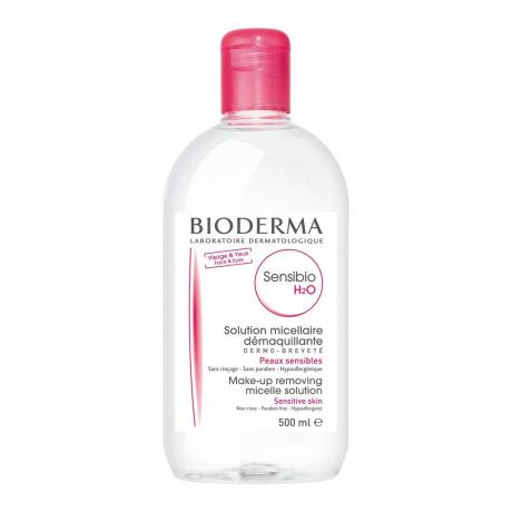 Бутилка за мицеларна вода Bioderma Sensibio H2O с розова капачка на бял фон