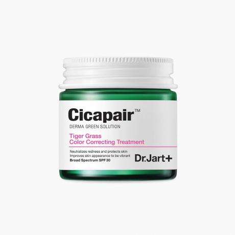 Dr. Jart+ Cicapair Tiger Grass Color Correcting Treatment SPF 30 barattolo verde con etichetta bianca e coperchio bianco su sfondo bianco