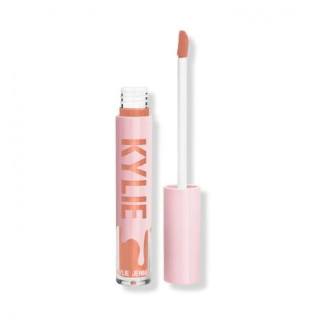 Tabung bening dan merah muda dari Kylie Cosmetics Lip Shine Lacquer dengan latar belakang putih