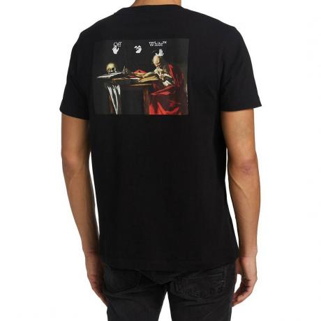 Off-White Caravaggio Paint Slim T-Shirt modèle portant un t-shirt noir avec la peinture Caravaggio imprimée au dos sur fond blanc