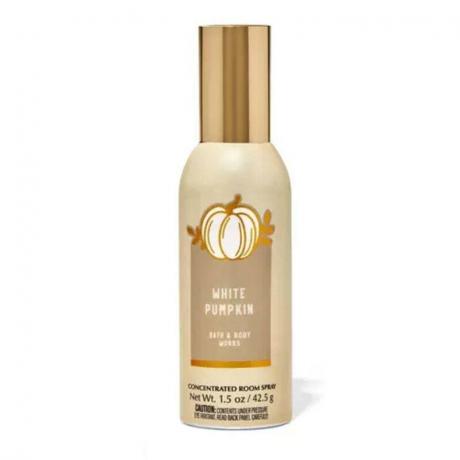 En guld- og hvid sprayflaske med Bath & Body Works White Pumpkin Concentrated Room Spray på en hvid baggrund