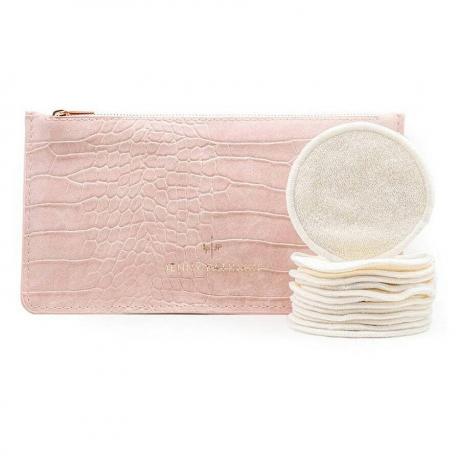 Jenny Patinkin Pure Luxury Organic Reusable Rounds rondas de algodón reutilizables beige y bolsa de piel de serpiente rosa sobre fondo blanco.