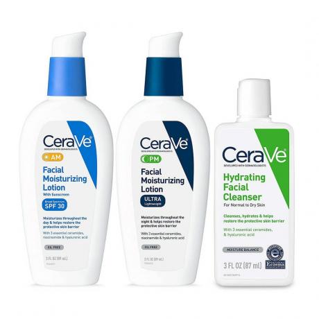 CeraVe Travel-Size Skin-Care Komplekts trīs baltas losjona pudelītes uz balta fona