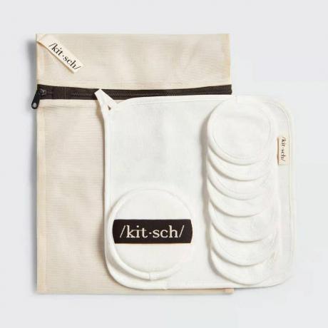 Kitsch Eco-Friendly Ultimate Cleansing Kit balti daugkartiniai vatos diskeliai ir smėlio spalvos maišelis šviesiai pilkame fone