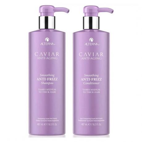 Alterna Caviar Smoothing Anti-Frizz Shampooing et revitalisant deux bouteilles violettes de shampooing et revitalisant avec pompes sur fond blanc