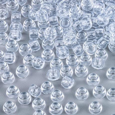 Clear Pony Beads perles claires sur table grise