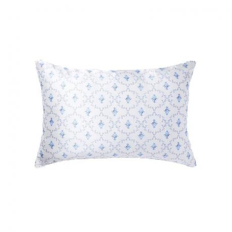 Hill House Sisi Silk Polštář: Bílý polštář s modrým mřížkovým vzorem na bílém pozadí