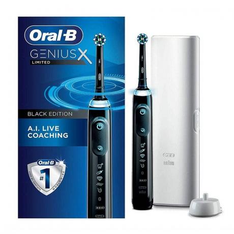 Een zwarte Oral-B Genius X elektrische tandenborstel met witte reisetui en blauwe verpakking op een witte achtergrond.