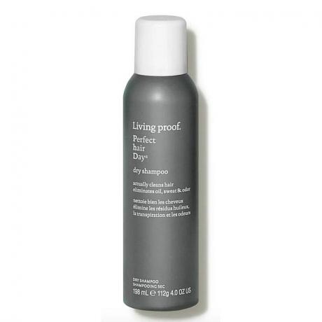 Une bouteille du shampooing sec Living Proof Perfect Hair Day sur fond blanc